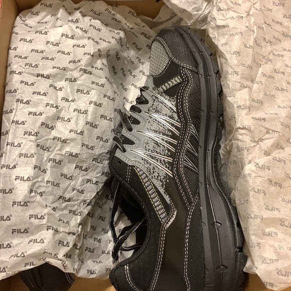 Fila Trail Running 8.5 Brand new Never Worn - Picture 2 of 4